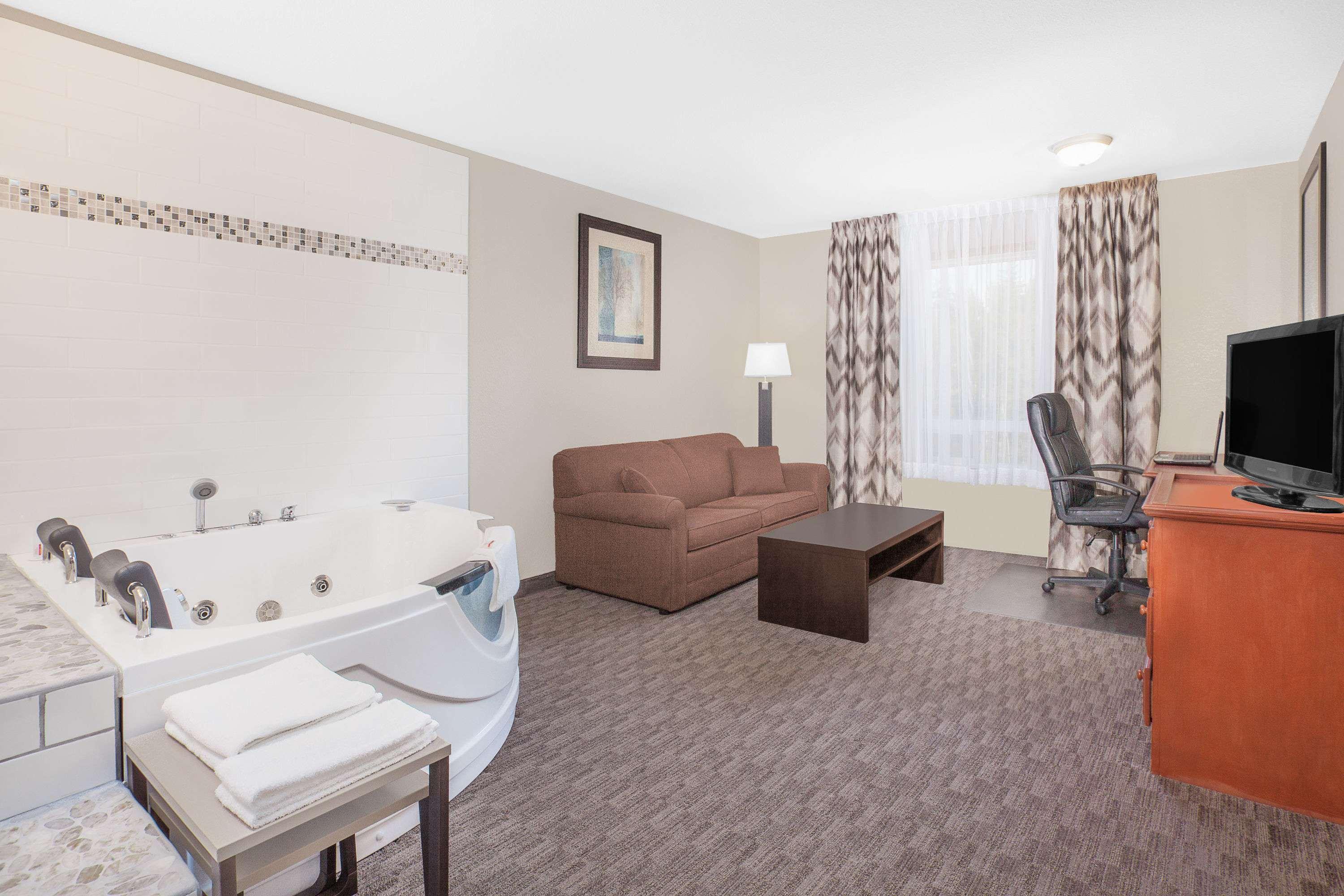 Super 8 By Wyndham Athabasca Ab Hotel Exterior photo